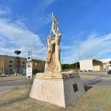 ...il quale � introdotto dalla scultura �Mare Nostrum �97� dell�artista pugliese Cosimo Giuliano
